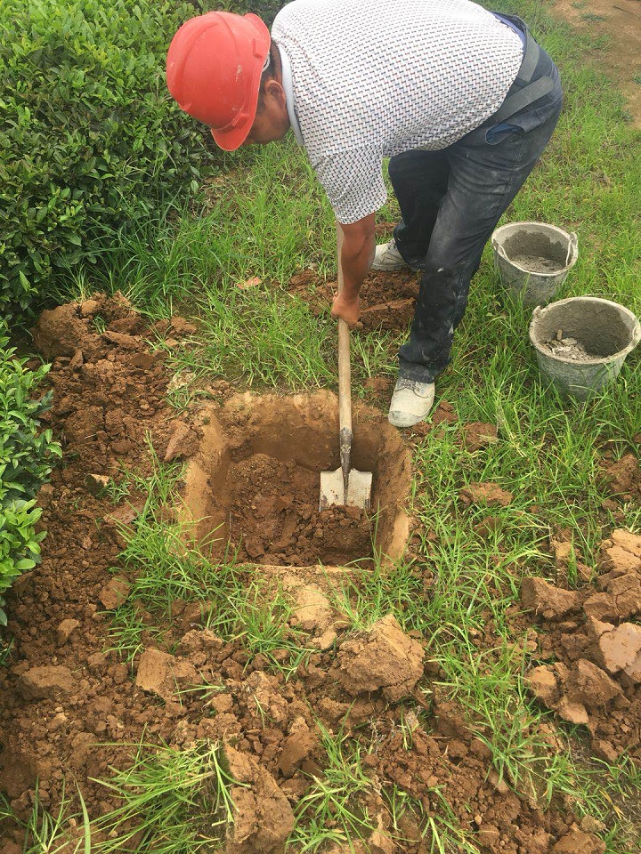 嚴(yán)格按照太陽能殺蟲燈地基圖尺寸開挖地坑