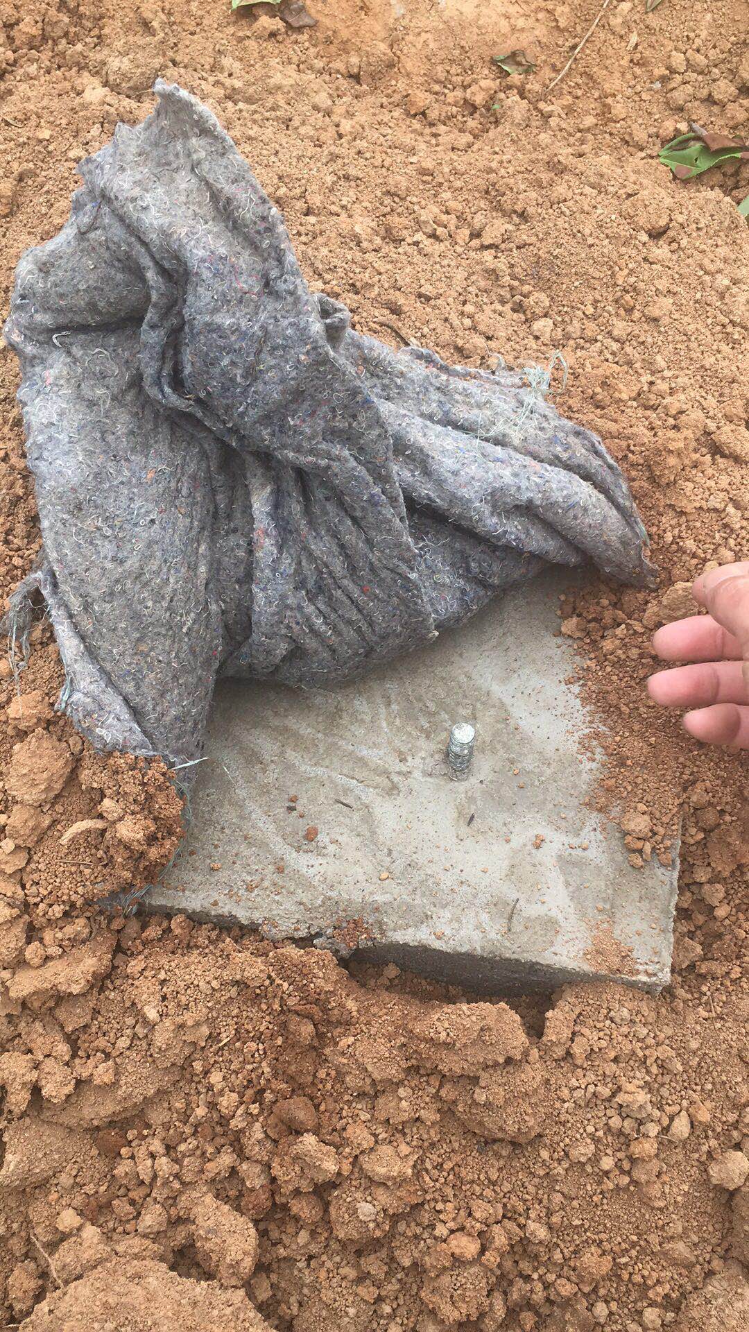 等水泥凝固后拆除模具，用保溫棉鋪蓋