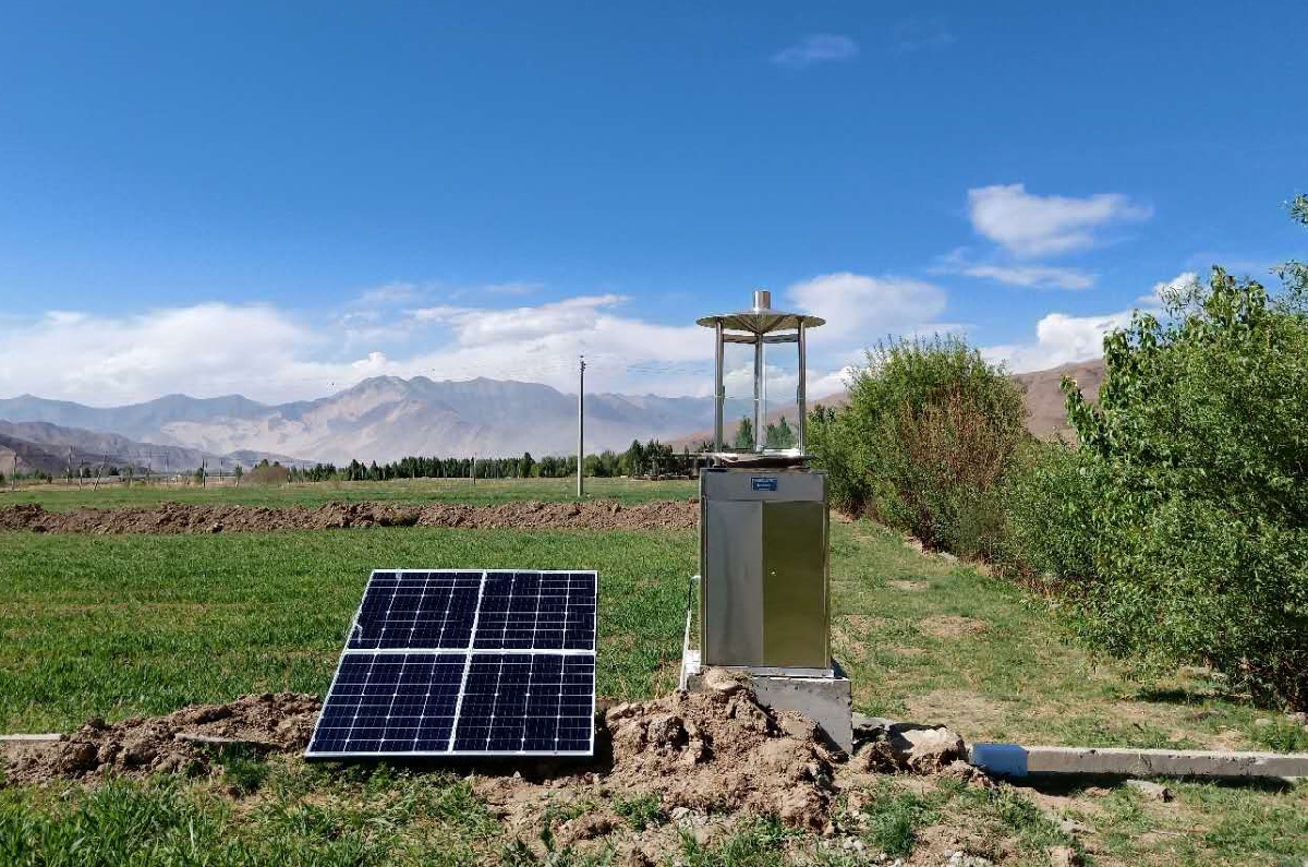 太陽能自動蟲情測報燈
